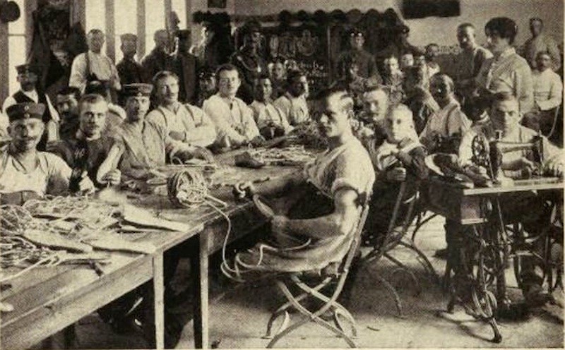 In einer Internierten-Werkstatt, 1916